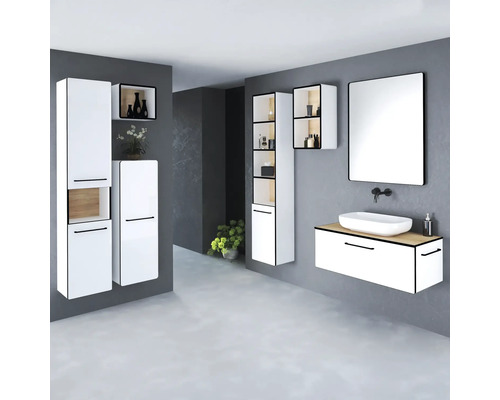 Baie modernă cu mobilier alb, chiuvetă, dulap cu oglindă și dulapuri înalte pentru accesorii de baie