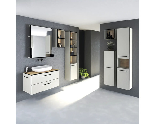 Baie modernă cu chiuvetă, oglindă, dulapuri înalte și rafturi pentru un ambient organizat