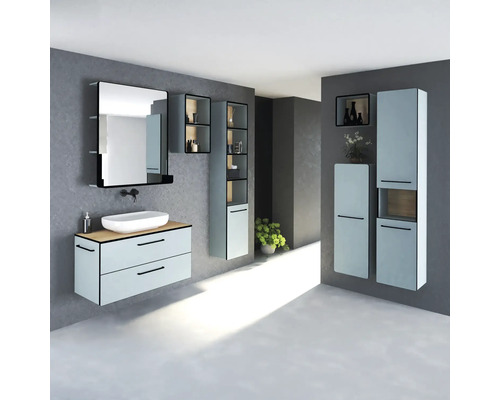 Baie modernă cu lavoar, oglindă și dulapuri pentru accesorii de baie