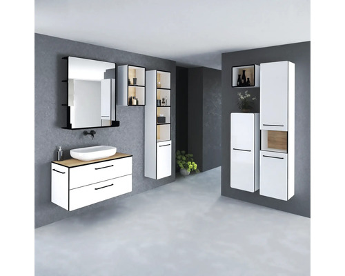 Baie cu lavoar, oglindă și dulapuri înalte