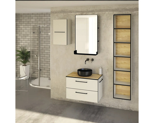 Baie cu lavoar, oglindă, dulap suspendat și raft