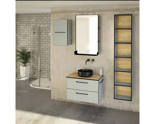 Baie cu lavoar, oglindă, dulap cu oglindă și raft