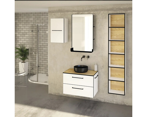 Baie modernă cu chiuvetă, oglindă, dulap și raft.