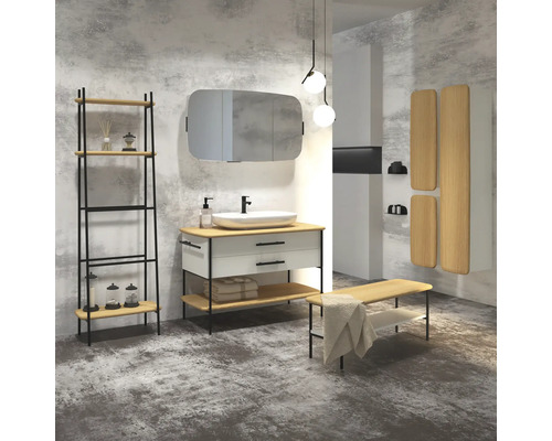 Baie cu lavoar, oglindă, raft, bancă și decorațiuni într-un design luminos