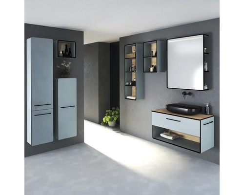 Baie cu lavoar, oglindă, dulapuri suspendate și rafturi într-o nuanță deschisă