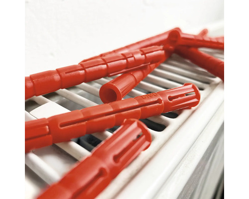 Mai mulți dibluri roșii pe un radiator
