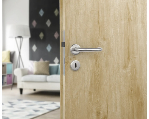 Ușă din lemn cu mâner într-o sufragerie