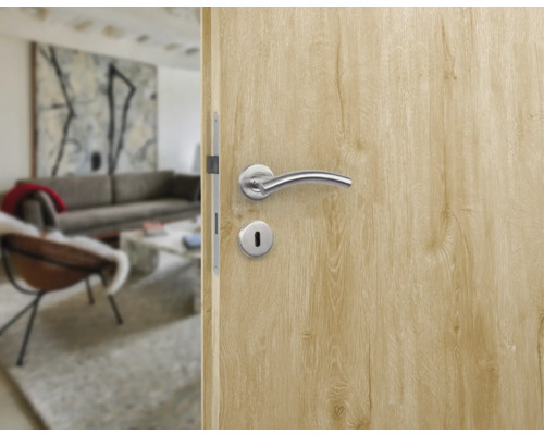 Ușă din lemn cu mâner metalic și gaură de cheie în camera de zi