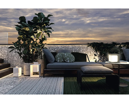 Terasa cu mobilier de lounge, plante și iluminat decorativ pentru o atmosferă confortabilă