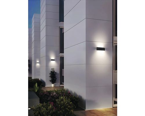 Exteriorul clădirii cu lămpi de perete exterioare instalate pentru iluminat