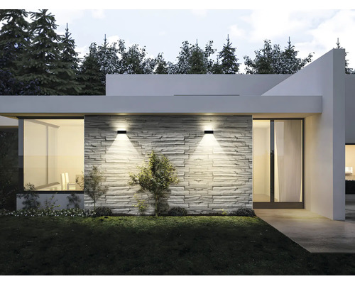 Fațadă modernă de casă cu două lămpi de perete și elemente din piatră naturală