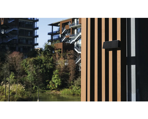 Vedere a unei clădiri moderne cu fațadă din lemn și cutie poștală într-un mediu verde