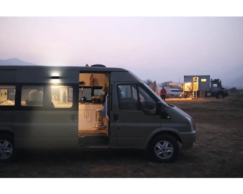 Camping cu rulote la amurg