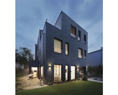 Casă modernă cu fațadă, ferestre cu jaluzele și grădină