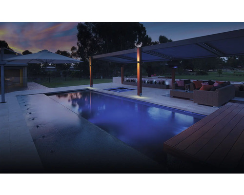 Exterior cu piscină, pergolă, umbrelă de soare și zonă de relaxare