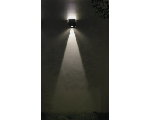 Lampa de perete pătrată strălucește lumina în jos pe un perete