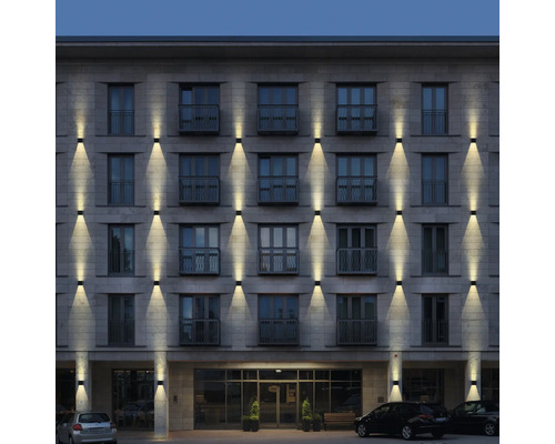 Vedere exterioară a unei clădiri cu mai multe lămpi de perete instalate