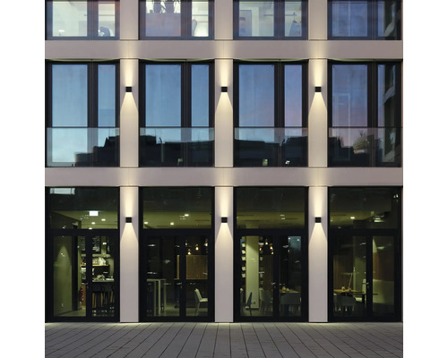 Fațadă de clădire cu lămpi de perete exterioare