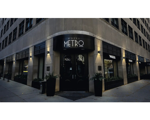 Vedere exterioară a intrării hotelului cu sigla hotelului