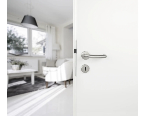 Ușă deschisă spre un living luminos cu mâner