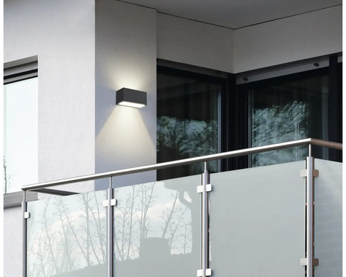 Lampa de perete modernă de exterior pe un balcon cu balustradă din oțel inoxidabil și sticlă mată