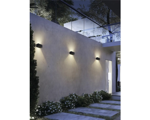 Perete exterior modern cu trei lămpi negre care iluminează peretele.