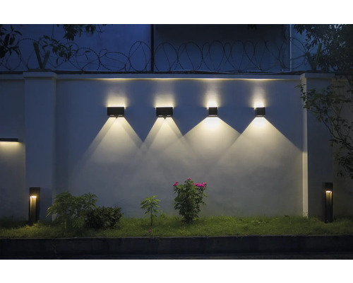 Zid de grădină iluminat cu mai multe lumini de exterior