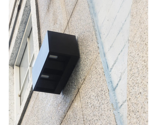 Lumină exterioară neagră montată pe un perete