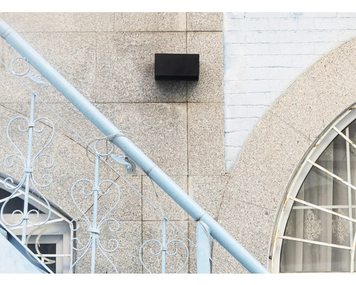 Fotografie exterioară cu balustradă și fereastră