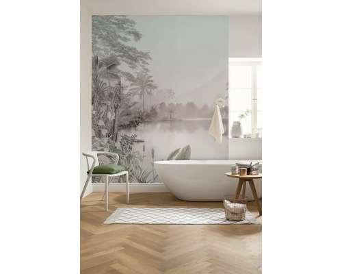 Baie cu fototapet, cadă, scaun și covor pentru o atmosferă luminoasă și spațioasă