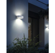 Două lămpi de perete dreptunghiulare din metal care emit o lumină caldă, creând o atmosferă primitoare.
