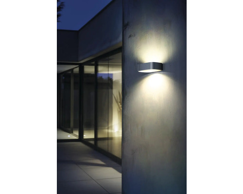 Lumină modernă de perete exterior din metal pe un perete de casă