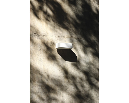 Lumină de perete dreptunghiulară pe un perete de beton