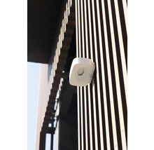Lumină LED albă de exterior pe o fațadă cu lamele verticale