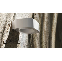 Lumină de perete albă pentru exterior pe o fațadă de piatră