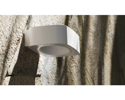 Lumină de perete albă pentru exterior pe o fațadă de piatră