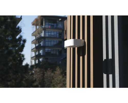 Corp de iluminat exterior pe un perete cu lamele verticale