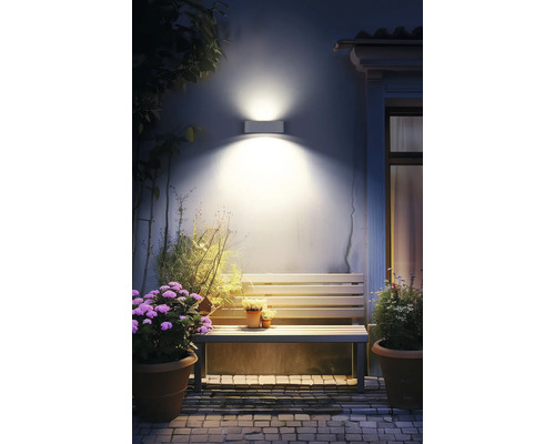 Exterior cu bancă, ghivece de flori și lampă de perete