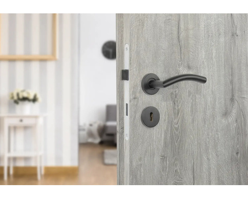 Ușă interioară gri deschisă cu mâner negru și gaura cheii