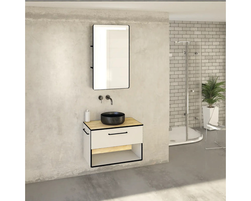 Baie cu lavoar, oglindă, duș și plantă