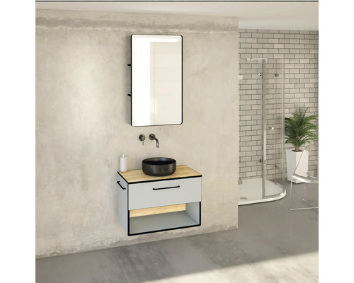 Baie modernă cu lavoar, oglindă și duș