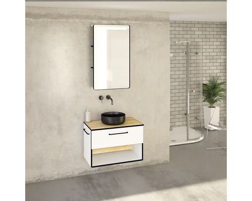 Baie modernă cu lavoar, oglindă și duș