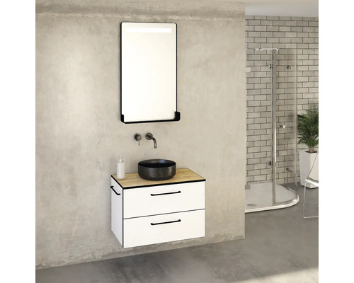 Baie modernă cu chiuvetă, dulap inferior, oglindă și duș.