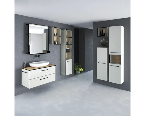 Baie cu lavoar, oglindă, dulapuri suspendate și spațiu de depozitare pentru articole de baie