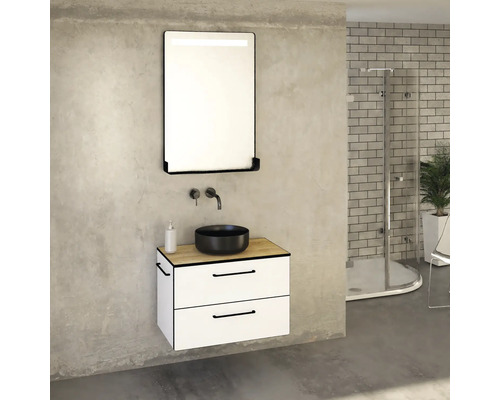 Baie modernă cu lavoar, vas de lavoar și oglindă cu iluminare