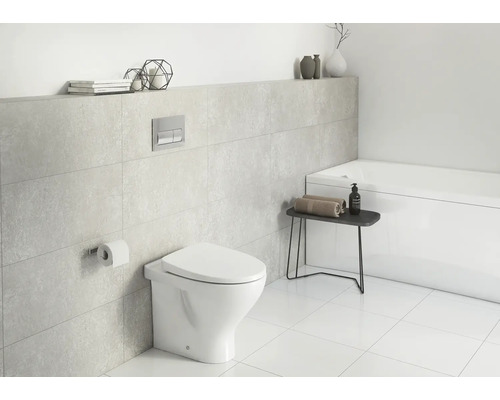 Baie luminoasă cu toaletă, cadă și măsuță laterală