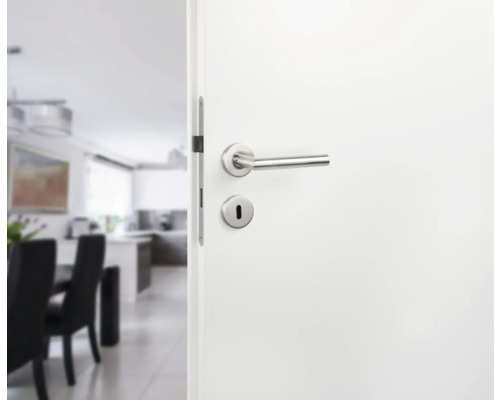 Ușă interioară albă deschisă cu clanță argintie