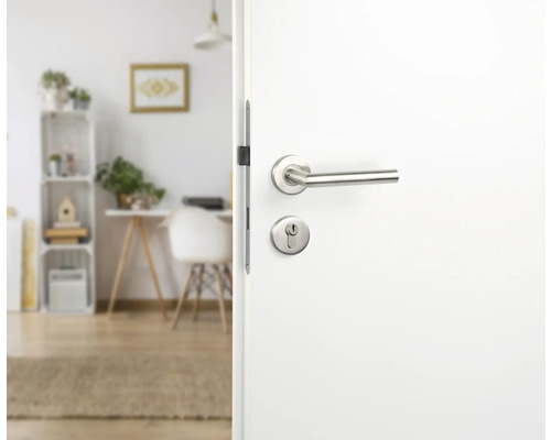 Ușă interioară albă deschisă cu set de mânere din oțel inoxidabil