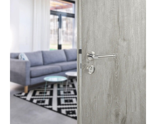 Ușă de interior din lemn cu mâner în sufragerie