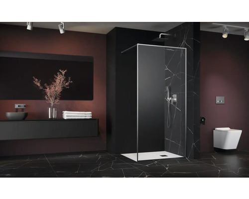 Baie modernă cu duș, lavoar și toaletă